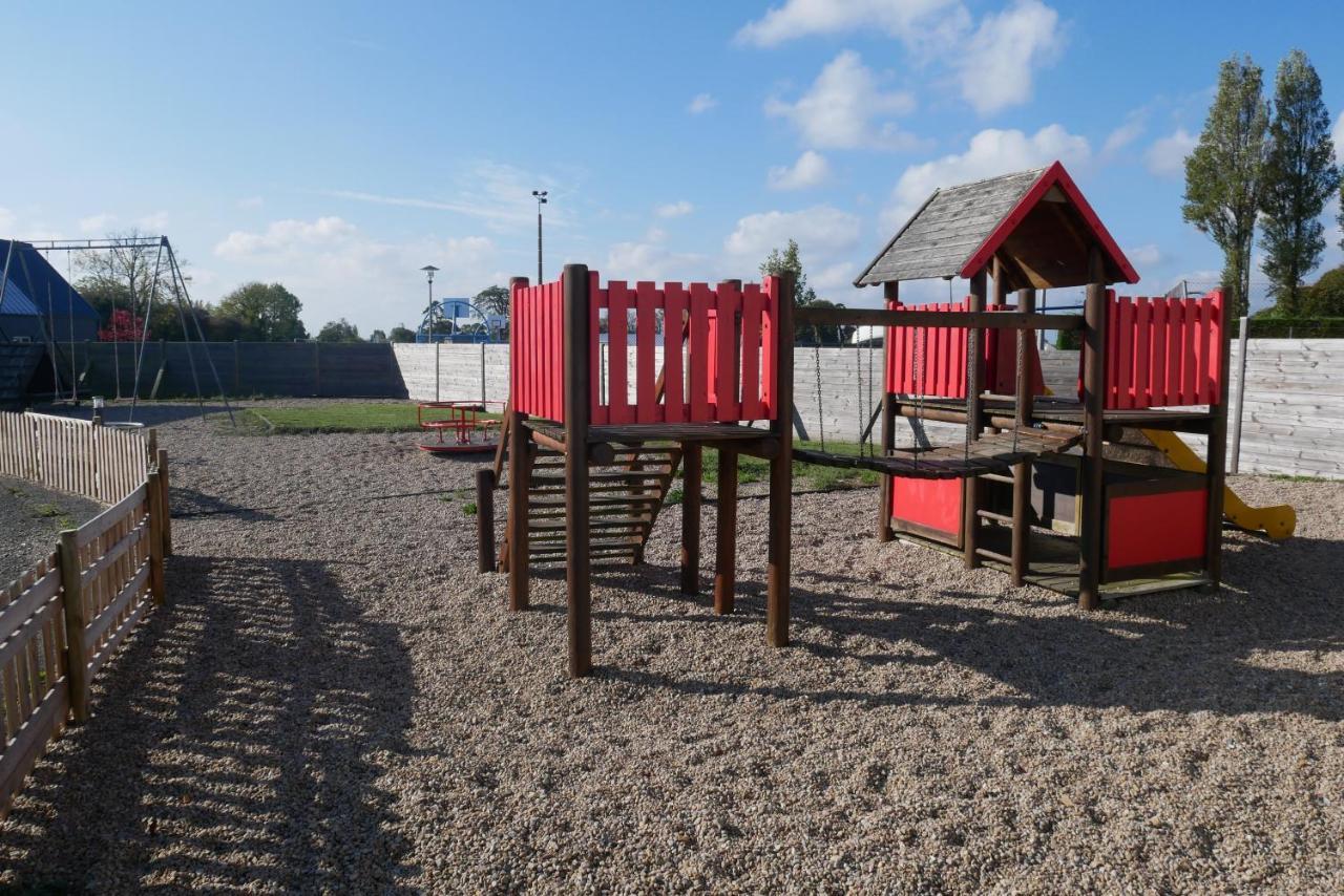 Camping Sainte Mère Eglise Esterno foto